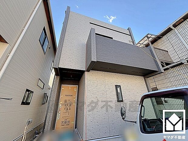 ゆったりとした広場やすべり台、ブランコなどの遊具が設置された「小松道公園」など、徒歩圏内に多数の公園があり、子育て世帯の方にもお勧めです。