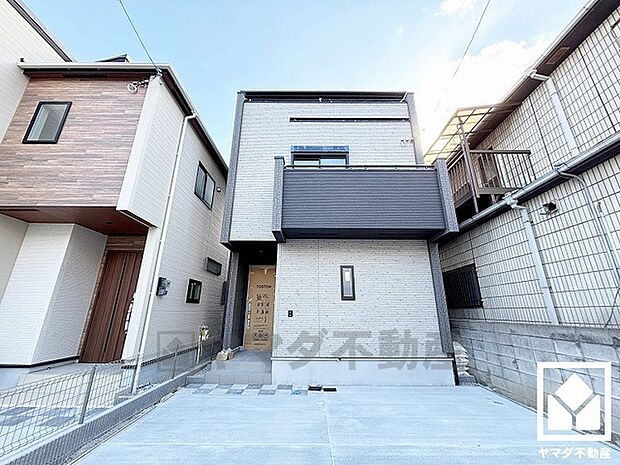 駐車スペースを並列2台分確保。重い荷物や雨の日の移動もスムーズで、快適なカーライフを実現。来客時にも便利です。