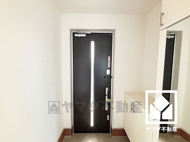 玄関にはシューズボックスを完備。家族の靴もしっかり収納できるので、玄関がいつも片付き、気持ちよくお客様を迎えられます。お出かけの前のチェックにも便利な鏡付きです。