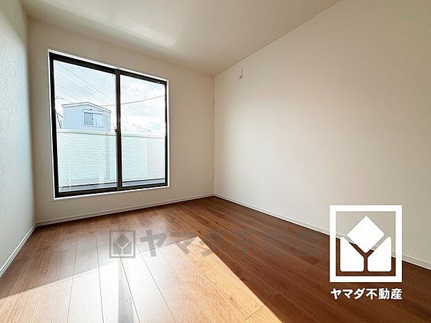 約6帖の洋室です。バルコニーにつながるお部屋で、通風・陽当たり良好。