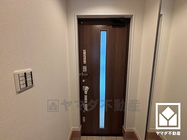 ドアのスリット窓から光が差し込み、外出時にも帰宅時にも、明るい気持ちになれる玄関です。