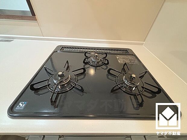 家族のごはん作りがはかどる。同時調理ができる3口コンロ付き。