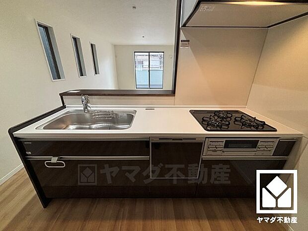 カウンターキッチンなので配膳や片付けがしやすく、お料理中でもお子様の様子が分かって安心です。