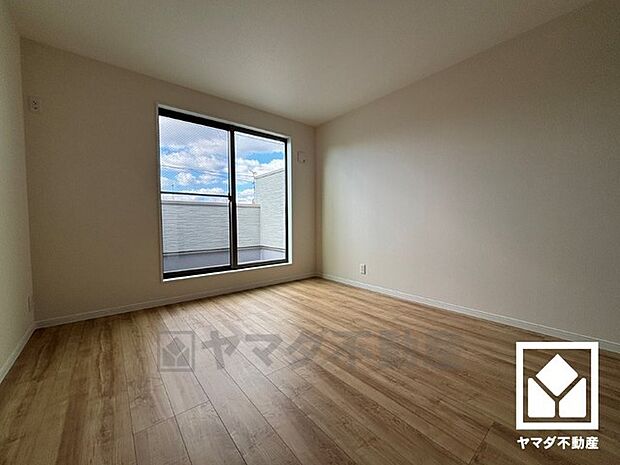 約7.5帖の洋室です。バルコニーにつながるお部屋で、通風・陽当たり良好。