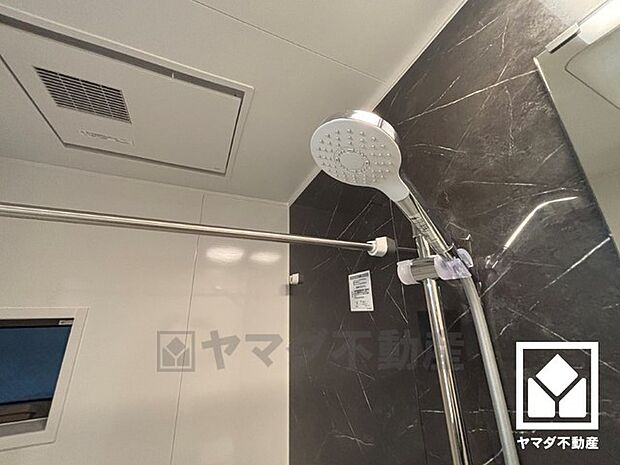 TOTO「コンフォートウエーブ」を搭載。2つの水流による「適度な刺激感」と、従来と比べて約35％の「節水・節ガス」を両立したシャワーヘッドです。