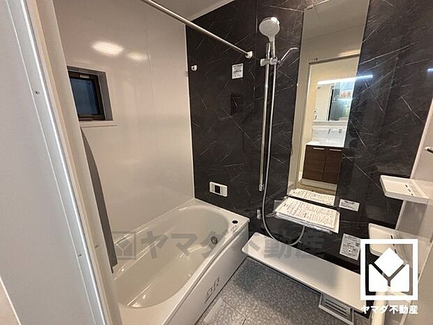 1日の疲れを癒す浴室でゆったりリフレッシュ。小窓が付いているので明るく、こもりがちな湿気もすぐ取り除くことができます。