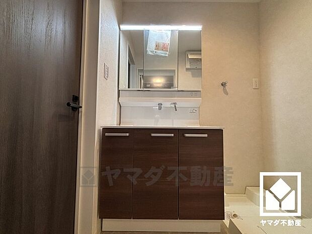 収納付きでスッキリお使い頂ける3面鏡の洗面台です。洗面ボウルが広めなので、忙しい朝でも身支度がしやすく時短になります。