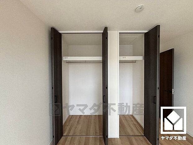 新たに家具を買わなくても良いので、ハンガーパイプ付きのクローゼットは嬉しいですね。お洋服はもちろん、スーツケースなどの大物もしっかり収納できます。