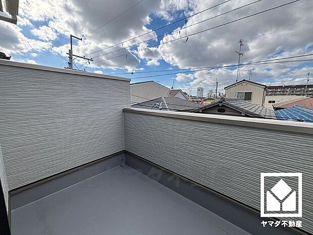 奥行きがあり広々としたバルコニーです。2階と3階に1か所ずつバルコニーがございますので、お洗濯物もたっぷりと干す事ができます。