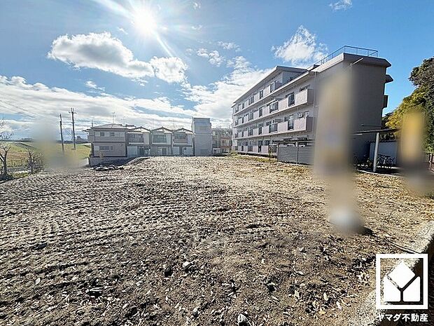 道路を挟んで北西側に緑豊かな「猪名川風致公園」があり、春にはお花見も楽しめます。徒歩圏内に斜面を利用した大きなすべり台がある「西浦公園」もあり、子育て世帯の方にもお勧めです。