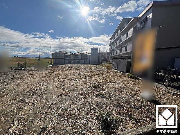 東側には猪名川が流れており、川沿いには遊歩道が整備されています。四季折々の美しい景色を楽しみながらお散歩やウォーキング・ジョギングなどの運動もできる住環境です。