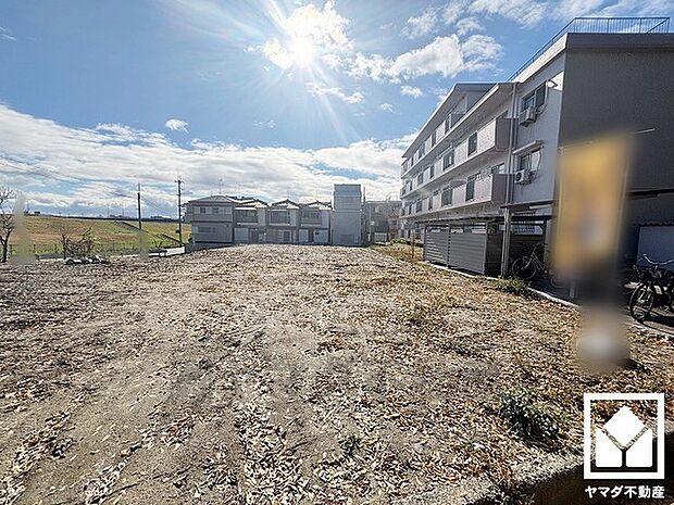 キッチンはカウンター付きの対面式。配膳や片付けがしやすく、お料理中でもお子様の様子が分かって安心です。