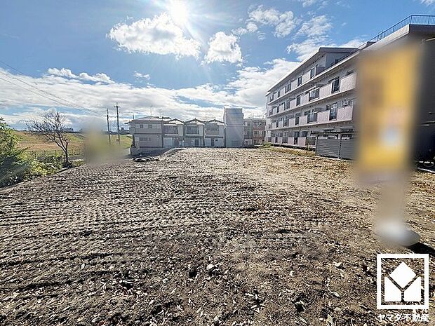 東側バルコニーのため、朝日が気持ちよく入り爽やかな一日を始められます。広々としているため、お洗濯物もたっぷりと干す事ができます。