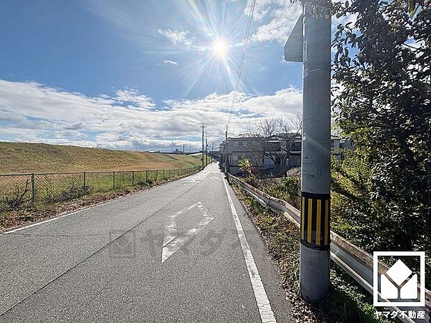 開発分譲地ですので区画の整った街並みです。同じ時期に生活をスタートするご家族が多いため、困ったときにも心強いですね。