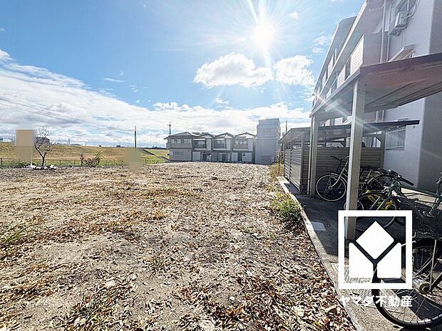 「キリン堂尼崎東店」まで徒歩5分、「業務スーパーTAKENOKO園田店」まで徒歩11分など、お買い物施設が徒歩圏内に複数あり便利な住環境です。