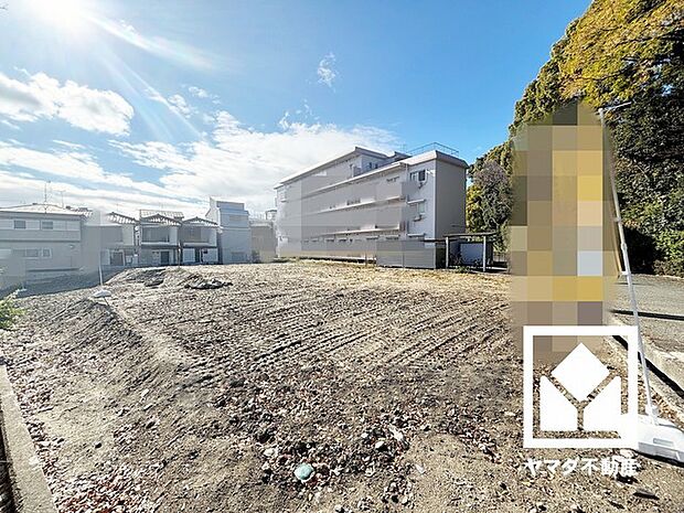 道路を挟んで東側には猪名川が流れており、川沿いには遊歩道が整備されています。四季折々の美しい景色を楽しみながらお散歩やウォーキング・ジョギングなどの運動もできる住環境です。