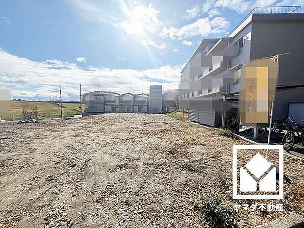 キッチンはカウンター付きの対面式。配膳や片付けがしやすく、お料理中でもお子様の様子が分かって安心です。