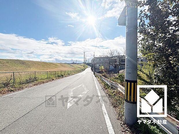 道路を挟んで北西側に緑豊かな「猪名川風致公園」があり、春にはお花見も楽しめます。徒歩圏内に斜面を利用した大きなすべり台がある「西浦公園」もあり、子育て世帯の方にもお勧めです。