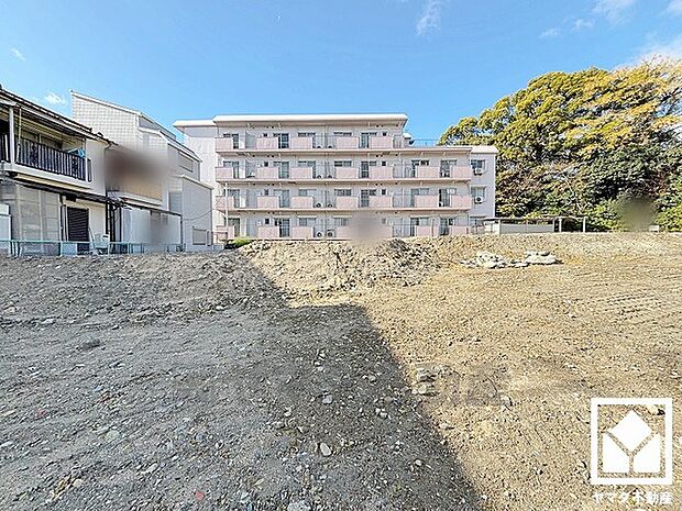 道路を挟んで東側には猪名川が流れており、川沿いには遊歩道が整備されています。四季折々の美しい景色を楽しみながらお散歩やウォーキング・ジョギングなどの運動もできる住環境です。