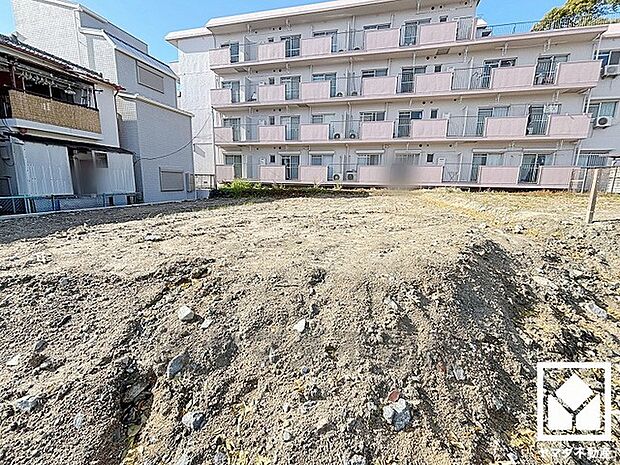 リビング東側と1階納戸の窓はシャッター雨戸付きでセキュリティにも配慮されています。台風などによる飛来物からの保護、また防音・断熱・目隠しなどにも。