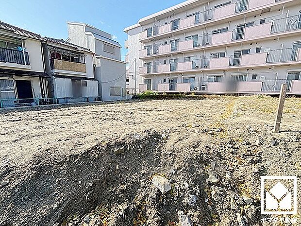 キッチンはカウンター付きの対面式。配膳や片付けがしやすく、お料理中でもお子様の様子が分かって安心です。