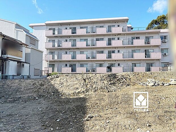 キッチンには床下収納もございます。災害時の非常食や食料品のストックなども保存できます。