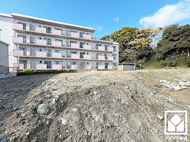 室内洗濯機置場がございますので、天候に左右されず洗濯していただけます。