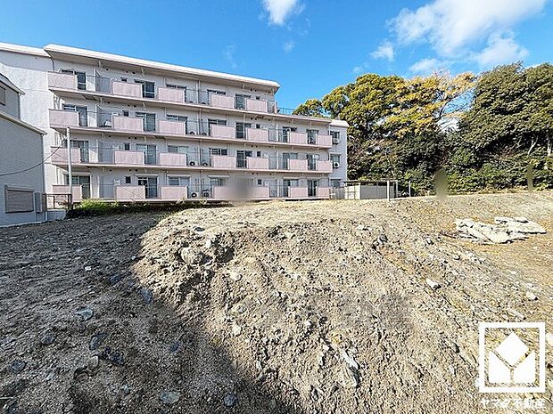 「キリン堂尼崎東店」まで徒歩5分、「業務スーパーTAKENOKO園田店」まで徒歩11分など、お買い物施設が徒歩圏内に複数あり便利な住環境です。