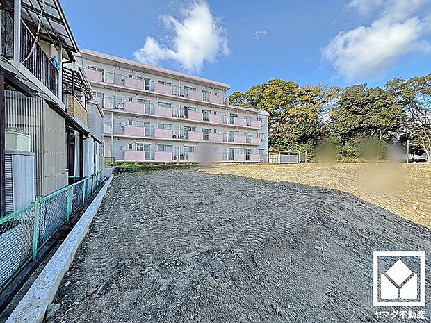 道路を挟んで北西側に緑豊かな「猪名川風致公園」があり、春にはお花見も楽しめます。徒歩圏内に斜面を利用した大きなすべり台がある「西浦公園」もあり、子育て世帯の方にもお勧めです。