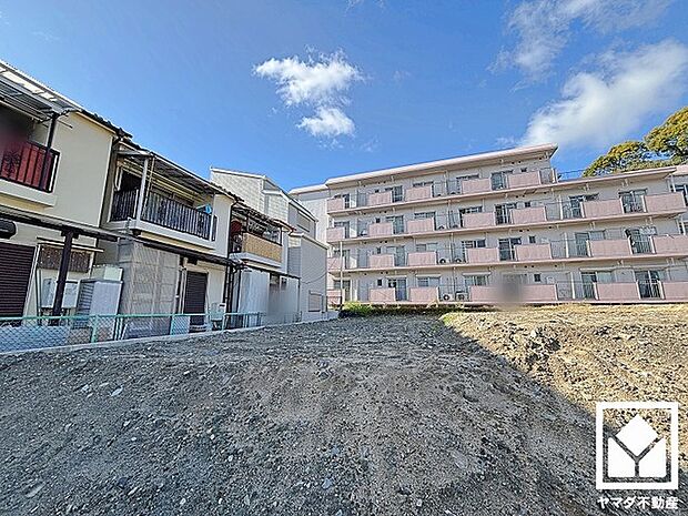 東西両面バルコニーで風通し良好。バルコニーが2か所ございますので、お洗濯物もたっぷりと干す事ができます。