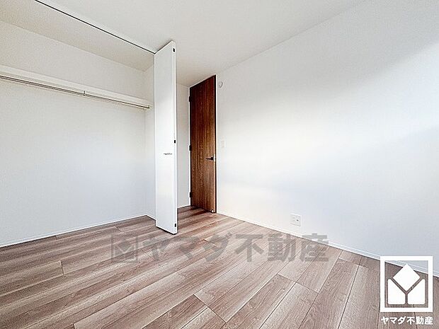 約5.1帖の洋室です。全居室にクローゼットがございますので、お部屋の広さを最大限に活用できます。