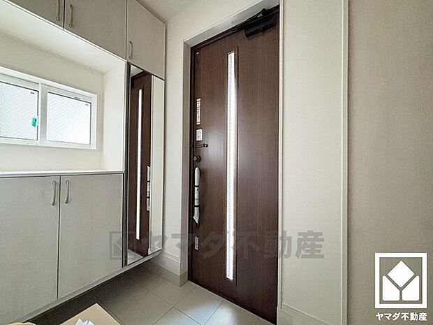 ドアのスリット窓から光が差し込み、外出時にも帰宅時にも、明るい気持ちになれる玄関です。お出かけの前のチェックにも便利な鏡付きです。