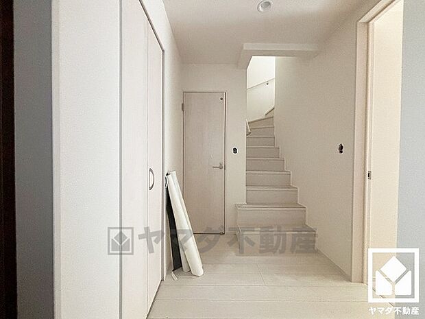 シンプルで洗練された玄関スペース。帰るたびにホッとできる、心地よい住まいの入り口。