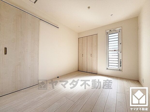 吊り下げ式の室内物干しがあり、天候に関係なくお洗濯物を干していただけます。花粉・黄砂の多い日も安心です。