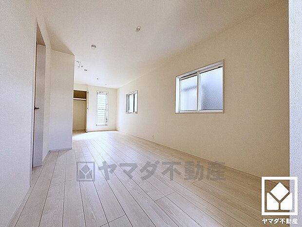 大きな窓からは明るい光が降り注ぎます。柔らかな光が差し込むお部屋で、快適で落ち着いた生活をお送りいただけます。