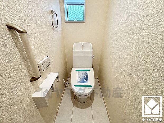 小窓が付いているので日中は明るく、居心地の良いプライベートスペースです。手すりがございますので立ち座りが楽になります。