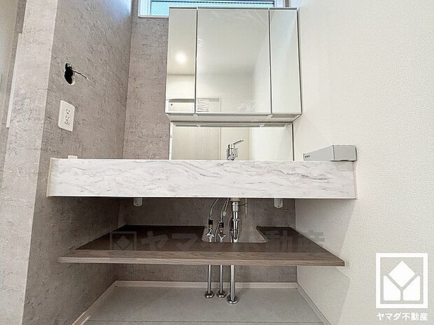 スリット窓から柔らかな光が差し込む明るい洗面化粧台です。ワイドなカウンターで、忙しい朝でも身支度がしやすく時短になります。