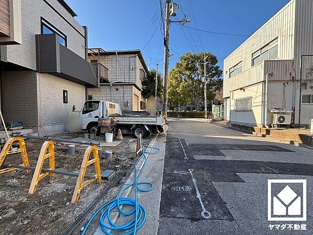 前面道路幅員約5.97mとゆったりとした広さがあるのでファミリーカー等の車の出入れも楽にできます。