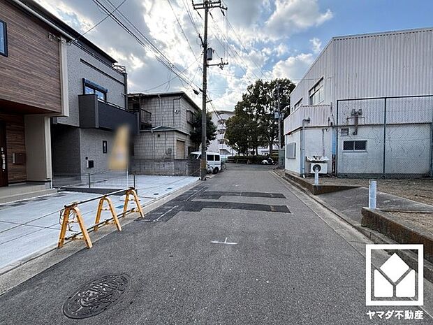 前面道路幅員約5.97mとゆったりとした広さがあるのでファミリーカー等の車の出入れも楽にできます。