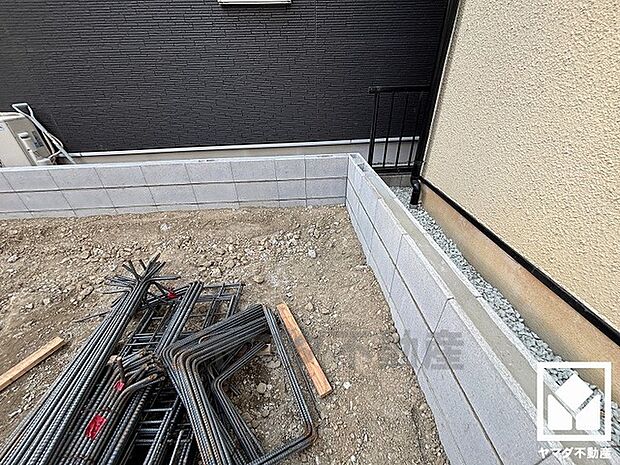 阪急電鉄神戸線「園田」駅まで徒歩約14分、JR福知山線「塚口」駅まで徒歩約24分の立地。