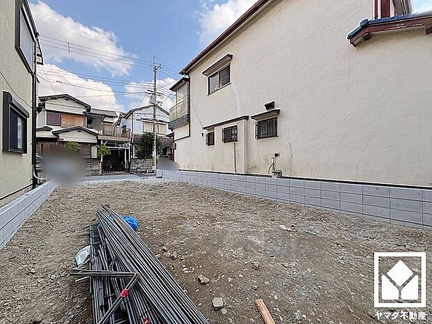 東側に藻川が流れており、中洲の川沿いには総延長10kmに及ぶサイクリングロード・遊歩道が整備されています。四季折々の自然を感じながら、サイクリングやジョギングなどの運動も楽しめる住環境です。