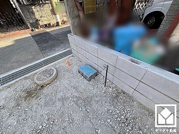 キッチンはカウンター付きの対面式。配膳や片付けがしやすく、お料理中でもお子様の様子が分かって安心です。窓がございますので、昼間は手元が明るく、お料理がはかどります。