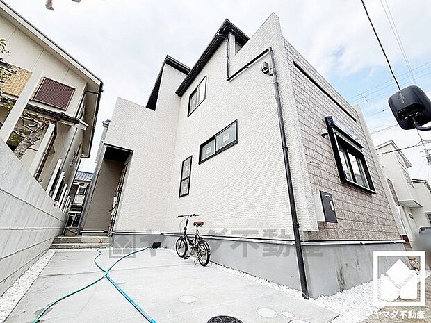 建物引渡し20日前までにお申し込みいただければ、網戸11万円(税込)で設置可能です。FIX窓・ドア(玄関・勝手口・テラス)は対象外となります。