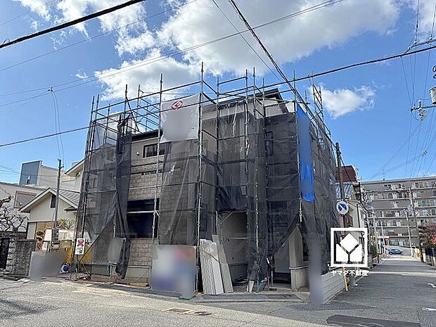 階段下にはキッズヌックスペースがございます。カウンターや4段の稼働棚も設置されており、お子様のスタディスペースなどとしてご活用いただけます。