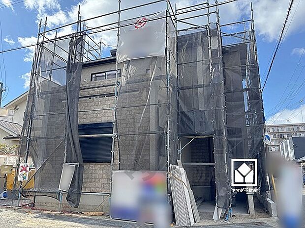 キッチンはカウンター付きの対面式。天井デザインで空間を仕切り、メリハリを演出します。配膳や片付けがしやすく、お料理中でもお子様の様子が分かって安心です。