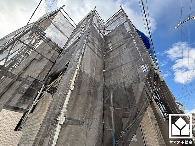 キッチン横に収納スペースがあり、パントリーとしてもご利用いただけます。床下収納も完備しており、災害時の非常食や食料品、食器等もすっきり片付けることができます。