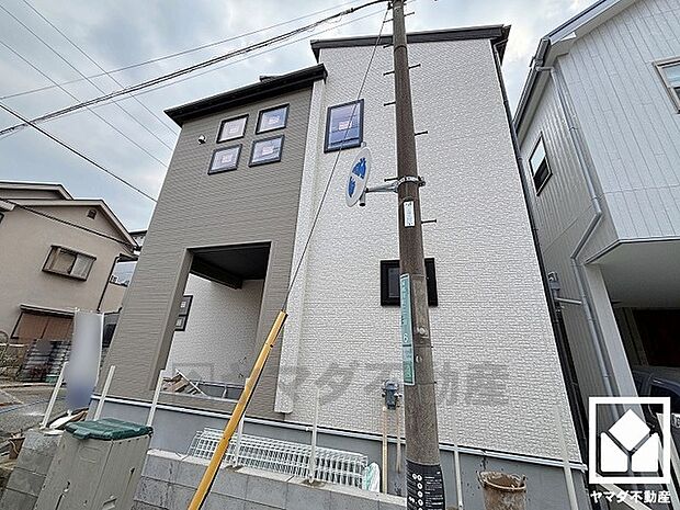 キッチン横に収納スペースがあり、パントリーとしてもご利用いただけます。床下収納も完備しており、災害時の非常食や食料品、食器等もすっきり片付けることができます。