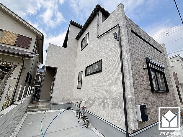 浴室暖房乾燥機付き。真冬の寒い浴室を暖かく、また雨の日の洗濯物の乾燥にと多用途に活躍する機能です。