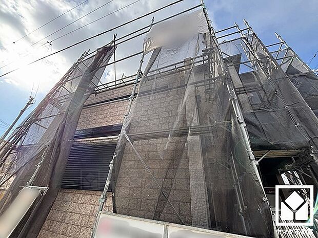 小窓付きで明るいサニタリースペース。ワイドなフルフラットカウンター付きの3面鏡の洗面台で、忙しい朝でも身支度がしやすく時短になります。お手入れもラクラクです。