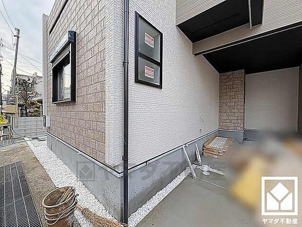 小窓付きで明るいサニタリースペース。ワイドなフルフラットカウンター付きの3面鏡の洗面台で、忙しい朝でも身支度がしやすく時短になります。お手入れもラクラクです。